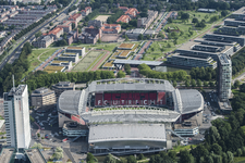 909151 Luchtfoto van het Stadion Galgenwaard (Herculesplein) te Utrecht, uit het zuidwesten, met op de achtergrond de ...